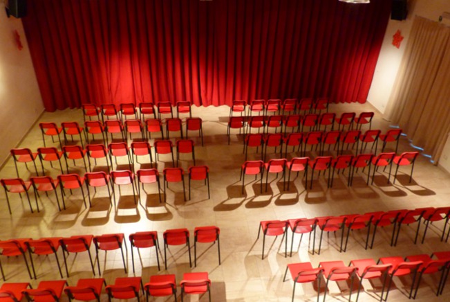una foto della sala del teatro della luce - allestimento serale